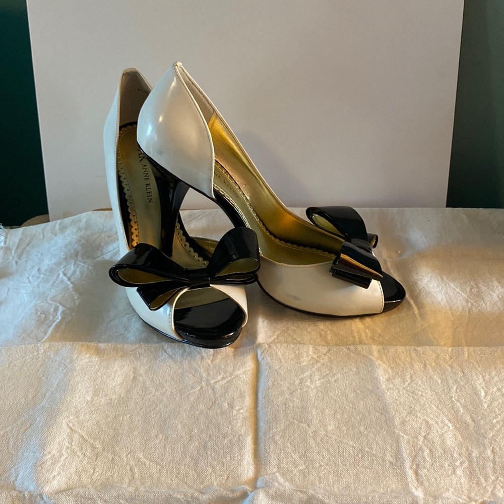 Used Anne Klein Tan heels with black bow
